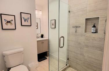 Private and large 2 bedroom house with Pool table, backyard and office near attractions - Foto 4