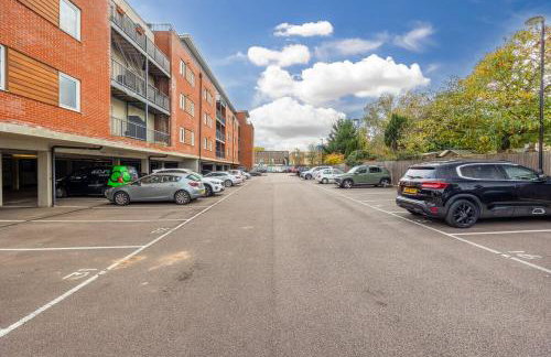 Elegant 2 Bedroom Apartment with Balcony - Near the High Street - Free Parking, Fast Wifi and Sky TV by Yoko Property - Foto 26