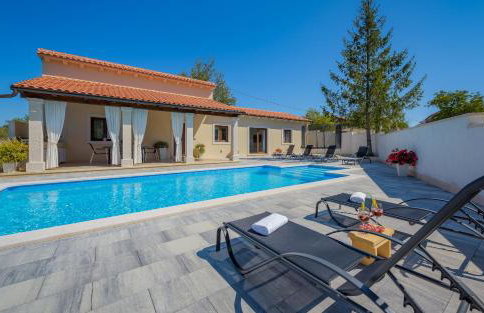 Villa Desapemani with heated pool - Photo 9
