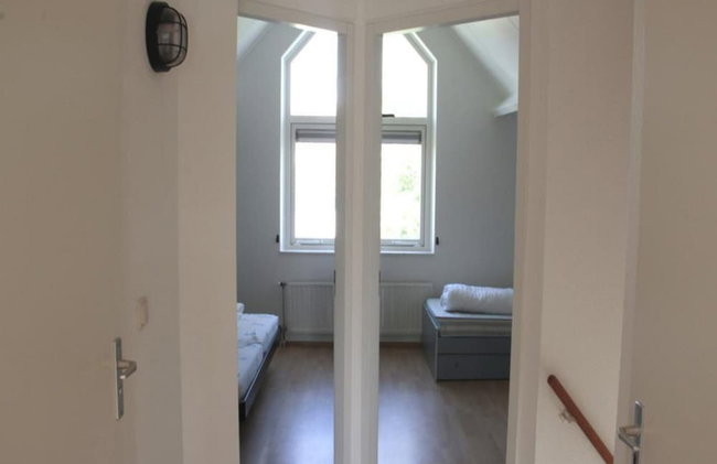 Appealing Bungalow With Garden - Photo 12