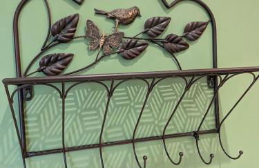 Coastal Whisper Sleeps 10 with Parking - Foto 8