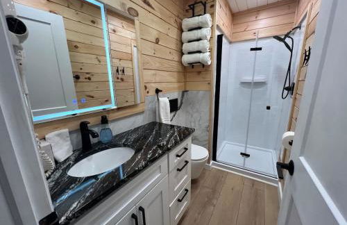 'Lakeside' Cottage with porch and sandy beach - Photo 5