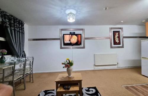 *F1*5GH* Setup for your most relaxed & amazing stay + Free Parking + Free Fast WiFi * - Foto 24