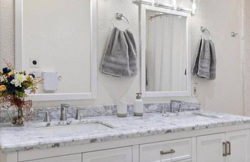 Bring the Crew! 4BR Luxe Pad, Backyard Magic & City at Your Door - Foto 20