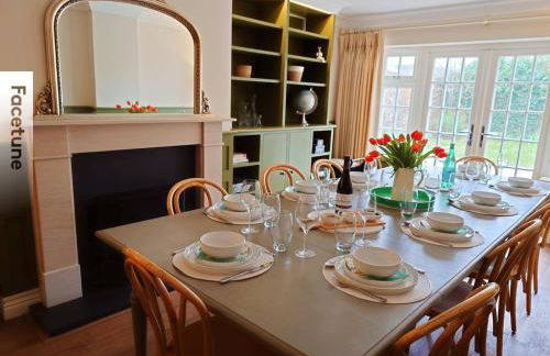Charming Surrey Cottage perfect for Autumn or Winter gatherings - Photo 17