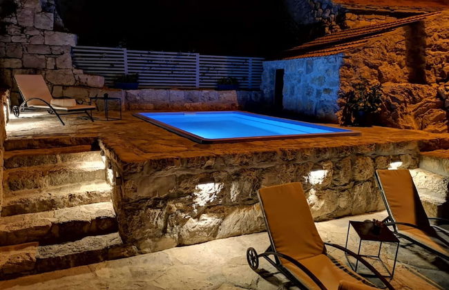 Stone Holiday Home in Brotnice Dalmatia with Outdoor Hot Tub - Foto 1