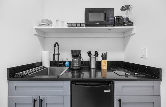 Charming Studio 5 Minutes From Wynwood - Photo 25