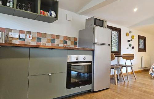 Treetops Lodge, private Cornish hideaway, parking, garden - Foto 12