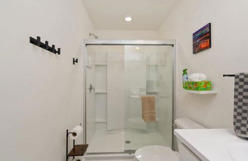 New 3BR Raceday Retreat - Steps from Speedway - Foto 38