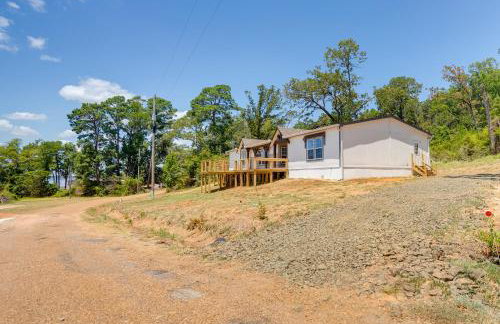 Fishermans Paradise Lake-View Home in Many! - Foto 30