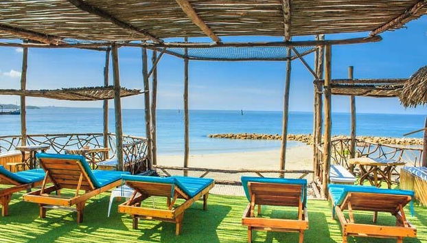 Você relaxará em um paradisíaco clube de praia