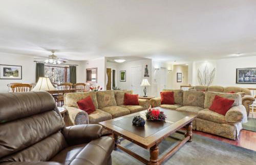 Lake Tahoe Family Home with Hot Tub and Game Room! - Foto 16