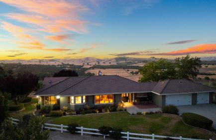 4.5 Acre Secluded Ranch w Panoramic Views • Fire Pit Olive Ranch by AvantStay - Foto 2