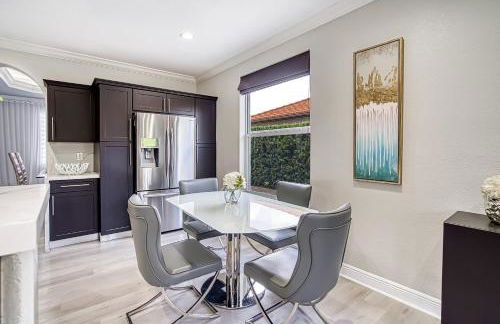 Luxury Tropical Living , 4BR w Backyard Pool Oasis - Foto 12