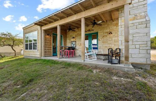 Beautiful Pet-Friendly Cottage with Outdoor Fireplace for a Wonderful Escape in Nature near Austin, Texas - Photo 11