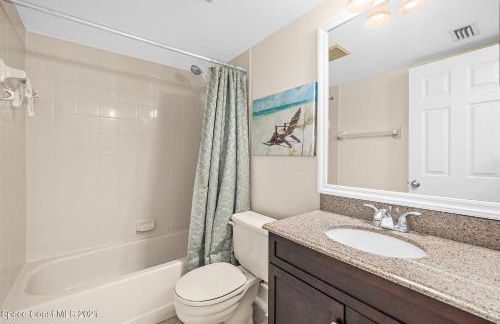 Coastal 2BR Oceanfront Escape, Steps from Sand & Pool - Foto 6