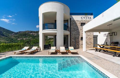 VILLA CVITA is a modern 5-bedroom villa with a Jacuzzi, a Gym and Finnish Sauna, a heated pool, and amazing views - Foto 5