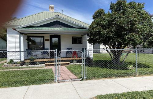 Charming Downtown Cottage with Porch & Backyard Retreat near Beaverhead River in Dillon, Montana - Foto 7