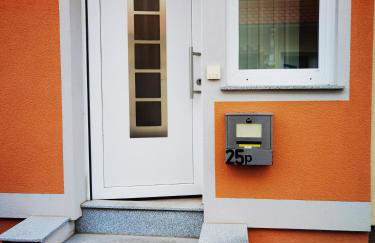 Modernes behagliches Haus mit Kamin, Terrasse und Garten - Foto 12