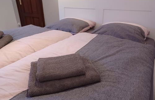 Kleine Galerie Apartment für 3 mit Küche Kamin Netflix Parken und Hofladen - Foto 10