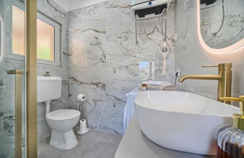 Luxury Mountain View Escape with Private Jacuzzi Split area - Photo 26