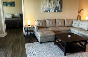 Spacious 2 Bed, 2 Bath Uptown Gem in the Heart of the City-Parking-Wi-Fi-Balcony-Walk to BOA Stadium - Foto 4