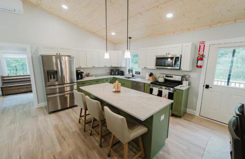 NEW! Modern Getaway - Hot Tub l Fire Pit l Pool table - Foto 10