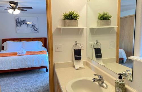 HOT TUB! King Bed-Firepitt-Near Airport& Freeway - Foto 18