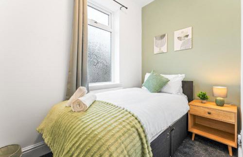 Comfortable 4 Bed Home - Free Parking & Fast WiFi - Foto 6