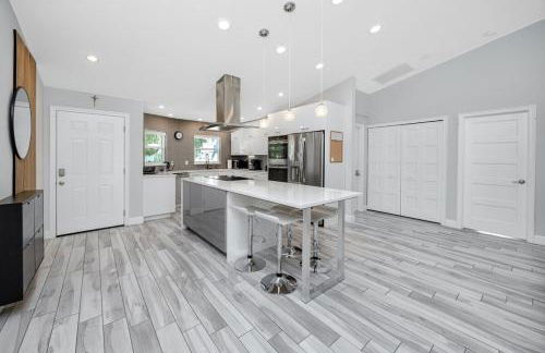 NEW! Palm Harbor Hideaway - Beautiful, Spacious 4BR Home with Amazing Pool - Foto 8