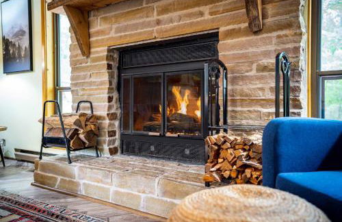 Modern w Fire Pit Deck, Grill & Hot Tub - Foto 14