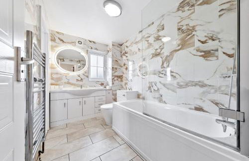 4 Bedroom House by Homestyles Hosts - Short Lets and Serviced Accommodation Islington - Private En-Suite - Foto 58