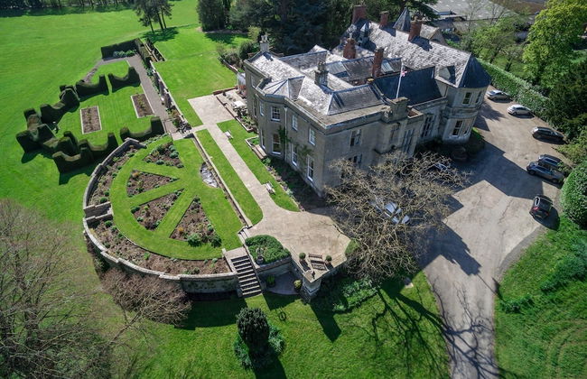 Burton Court - Foto 1