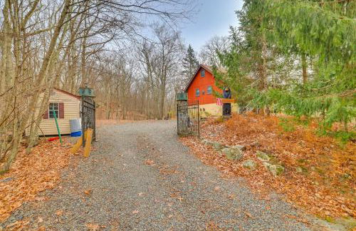 Deck and Forest Views Secluded Cresco Cabin! - Foto 31
