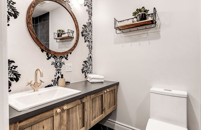 Historic Two Bedroom Facing Parliament - Photo 16