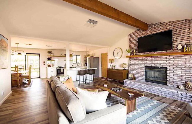 Cozy Rustic Home Minutes to Joshua Tree Nat l Park - Photo 1