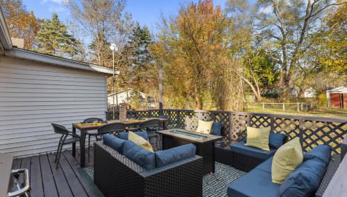 3BD Family Retreat - 4 Mins to UND - Yard Games - Foto 3, Garden view