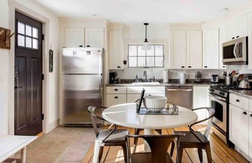 Entire Enchanting, Light-Filled 1830 Farmhouse - Foto 18