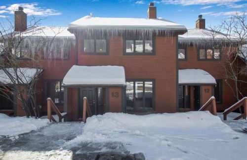 Modern Townhome with Decks Fireplace & Mountain Views - Foto 16