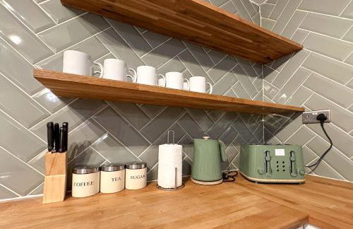 6-Bedroom Contractor House with 9 Beds - Managed by Your Lettings Short Lets & Serviced Accommodation Peterborough including Free Parking and WiFi and Netflix - Photo 39