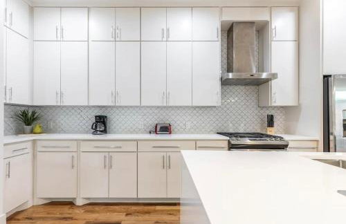 Uptown Modern with Private Patio & 1Gbps Wi-Fi - Foto 38