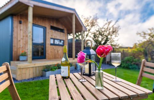 Luxury Glamping Cabin with Outdoor Bath on Cornish Meadow - Photo 8