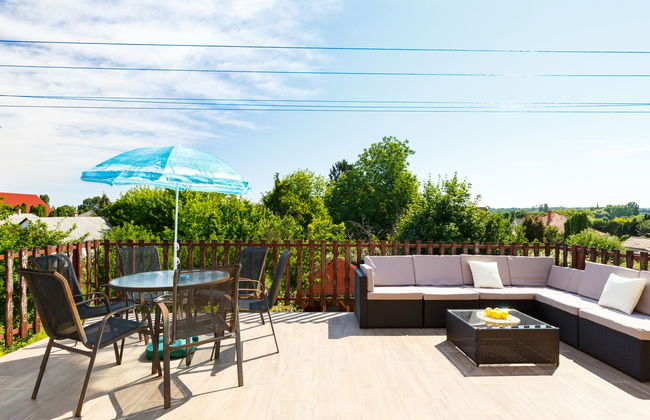 5 bedroom House in Siófok with private pool and garden - Photo 4