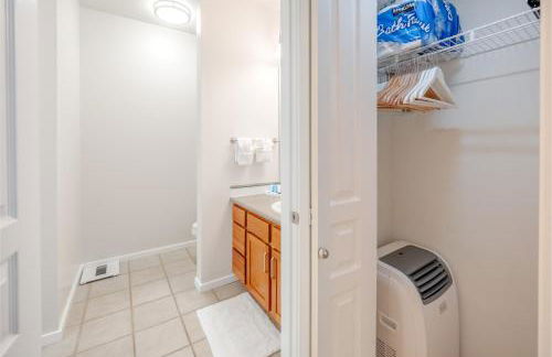 Waterfront Spacious 1BR, Den Walk to Pike Place - Photo 1