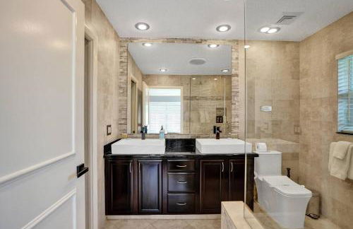 Luxe 4BR Waterfront w Htd Pool 5min to Beach - Foto 67