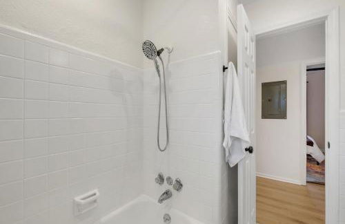 Spacious 4BD - Central Stay with Backyard & Games - Foto 26