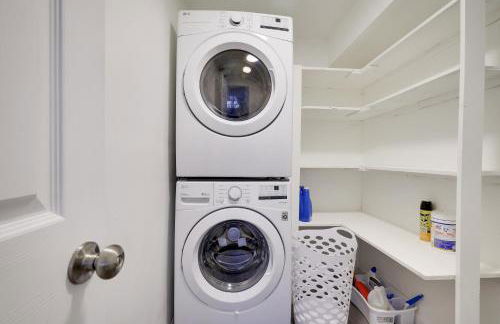 Stunning Poconos Villa- Hot Tub, Pool, Game Room, BBQ & more - Foto 26