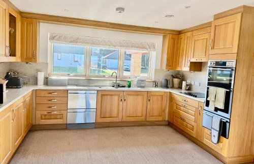 Golf View Spacious Bungalow 2 Bathrooms, Free Parking WiFi - Photo 7