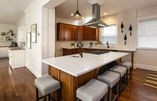 Deluxe 6 Bedroom 3 Min to Downtown w 2-car Driveway - Foto 10