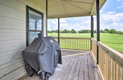 Gingerland Ranch in Del Valle Game Room and Porch - Foto 26